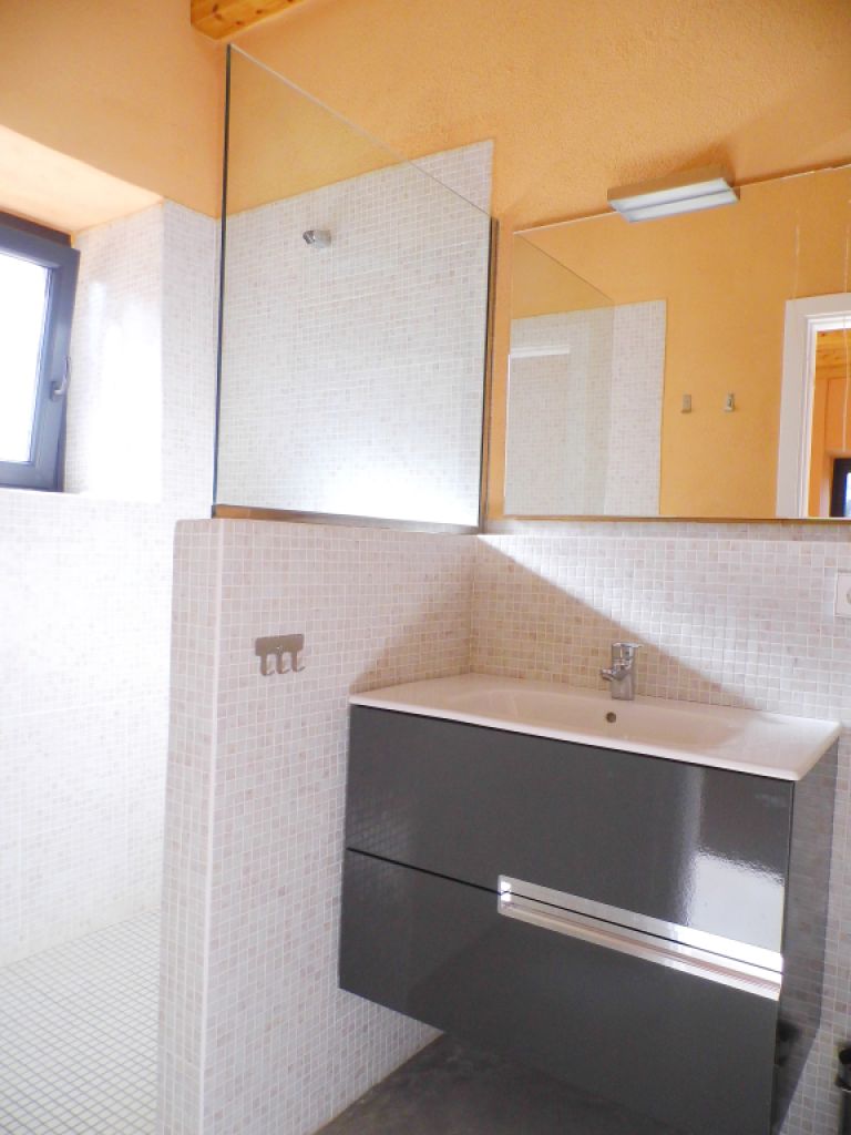 Finca grande y sin amueblar con 2 unidades de septiembre y piscina cerca de Felanitx-Campos --- F 46