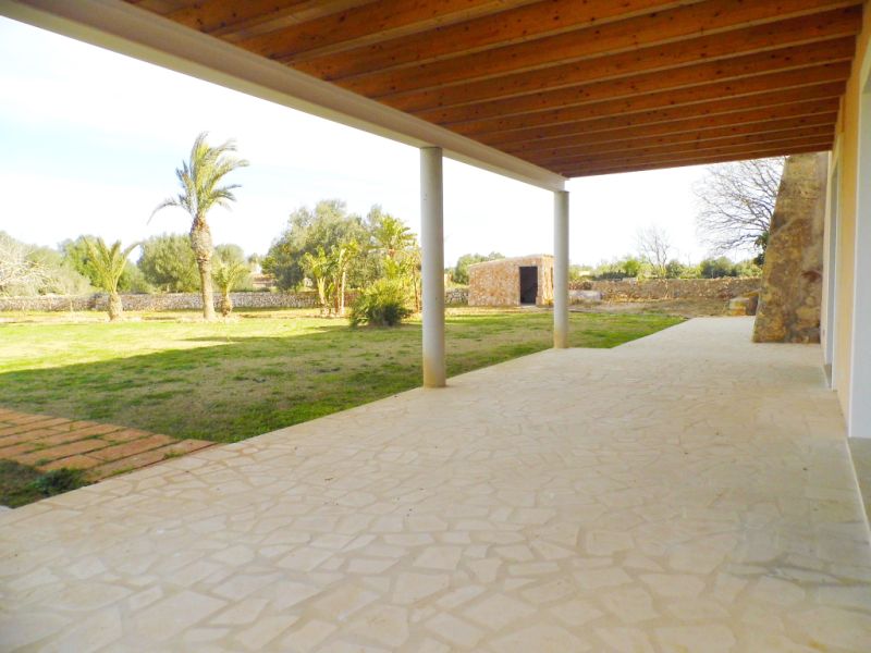 Finca grande y sin amueblar con 2 unidades de septiembre y piscina cerca de Felanitx-Campos --- F 46