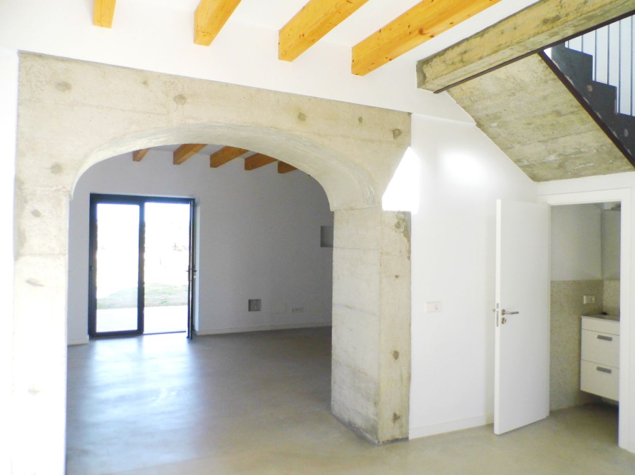 Finca grande y sin amueblar con 2 unidades de septiembre y piscina cerca de Felanitx-Campos --- F 46