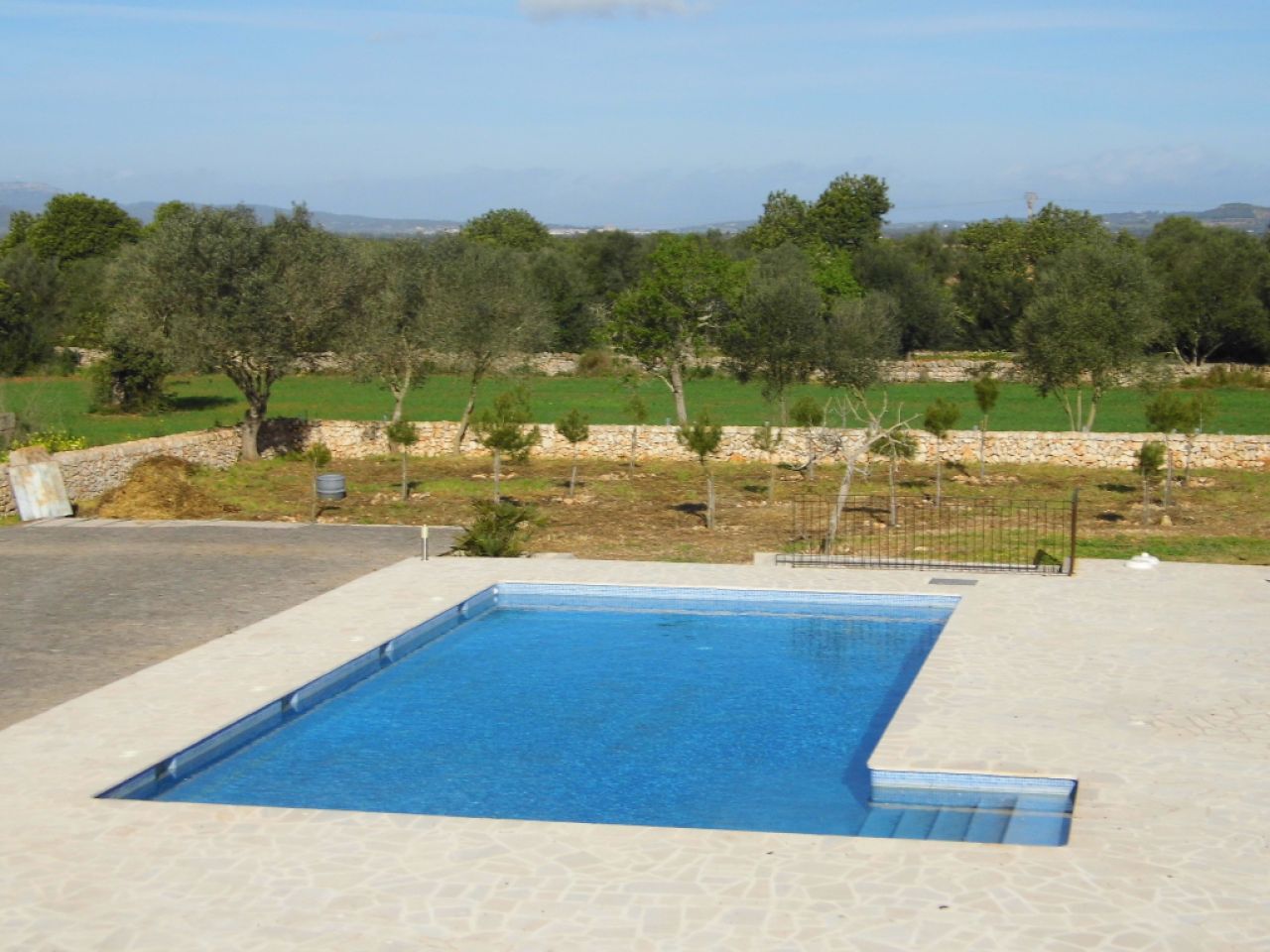 Finca grande y sin amueblar con 2 unidades de septiembre y piscina cerca de Felanitx-Campos --- F 46