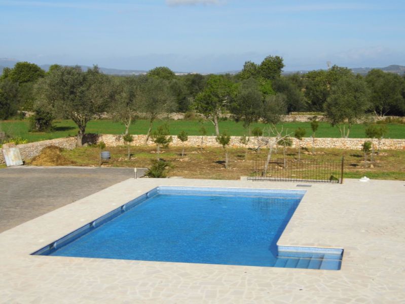 Finca grande y sin amueblar con 2 unidades de septiembre y piscina cerca de Felanitx-Campos --- F 46