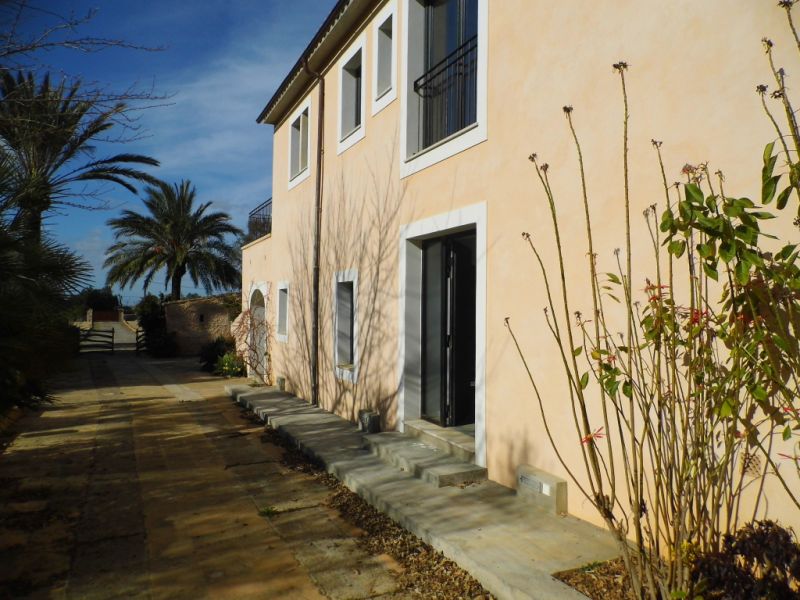 Finca grande y sin amueblar con 2 unidades de septiembre y piscina cerca de Felanitx-Campos --- F 46