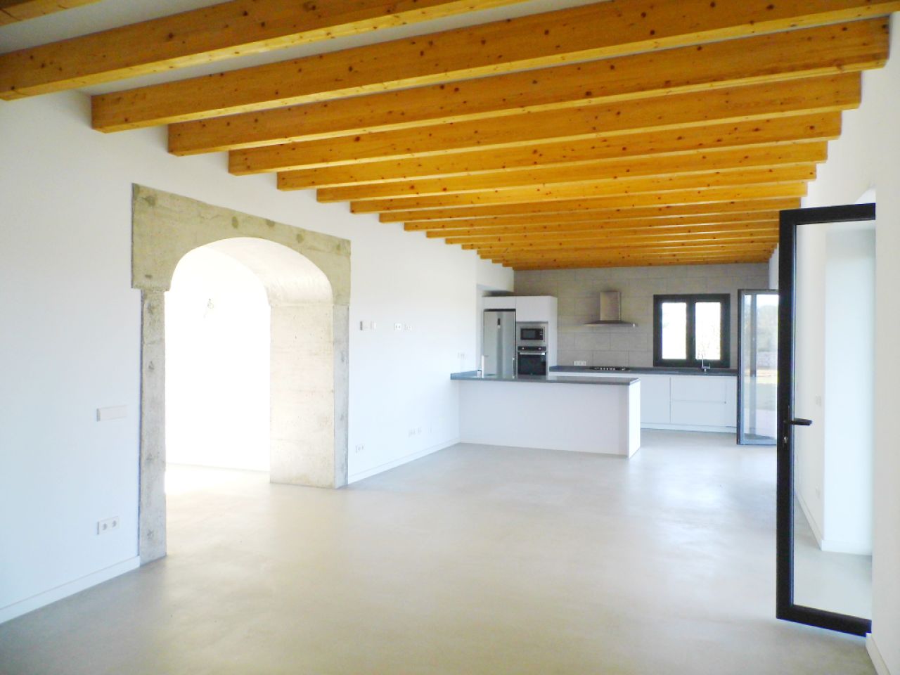 Finca grande y sin amueblar con 2 unidades de septiembre y piscina cerca de Felanitx-Campos --- F 46