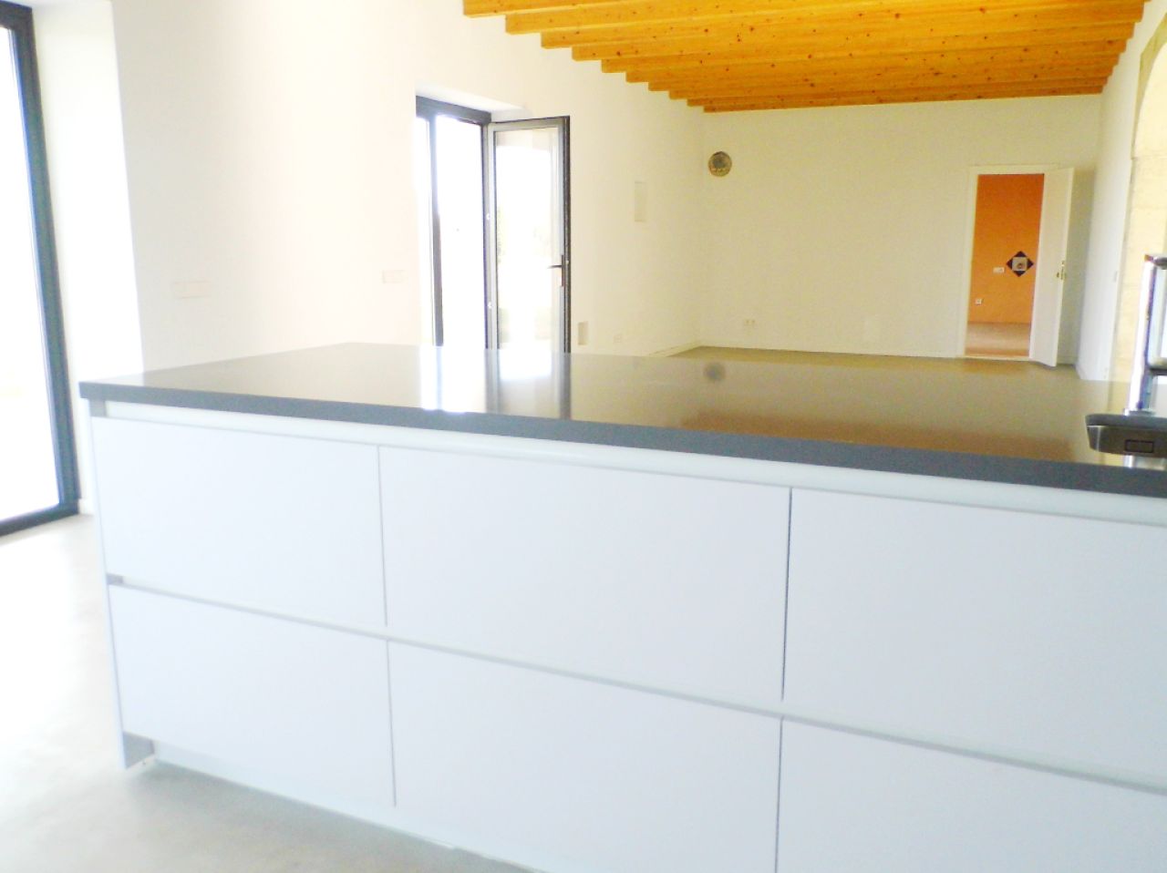 Finca grande y sin amueblar con 2 unidades de septiembre y piscina cerca de Felanitx-Campos --- F 46