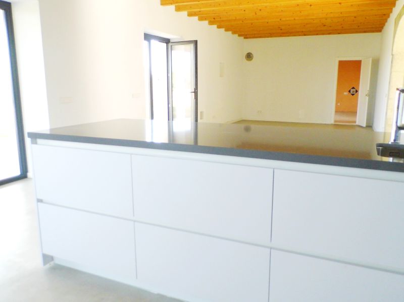 Finca grande y sin amueblar con 2 unidades de septiembre y piscina cerca de Felanitx-Campos --- F 46