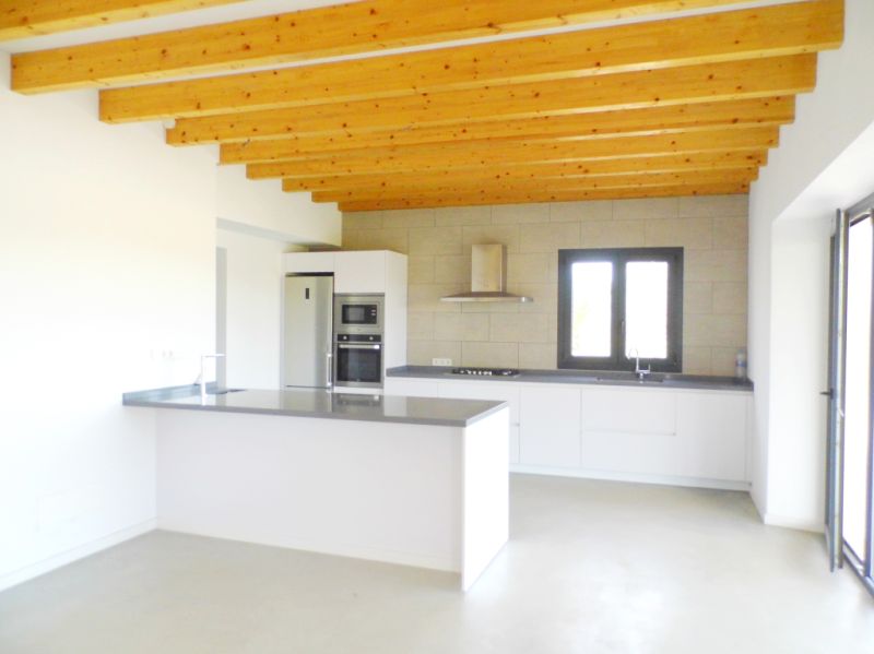 Finca grande y sin amueblar con 2 unidades de septiembre y piscina cerca de Felanitx-Campos --- F 46