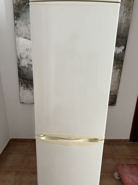 Large refrigerator / freezer combination