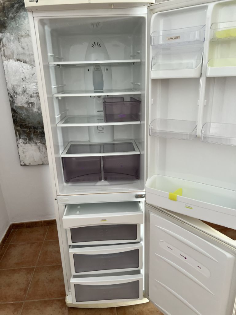 Large refrigerator / freezer combination