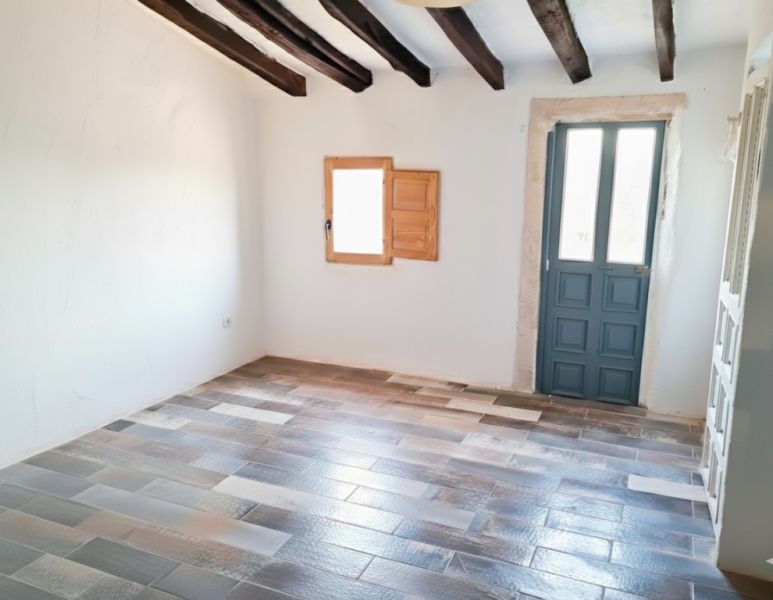 großes helles Zimmer, möbliert, Miniküche,Duschbad , wlan, gartenanteil, balkon , pool .