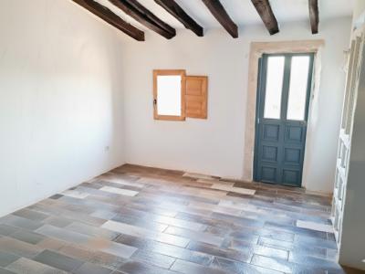 großes helles Zimmer, möbliert, Miniküche,Duschbad , wlan, gartenanteil, balkon , pool .