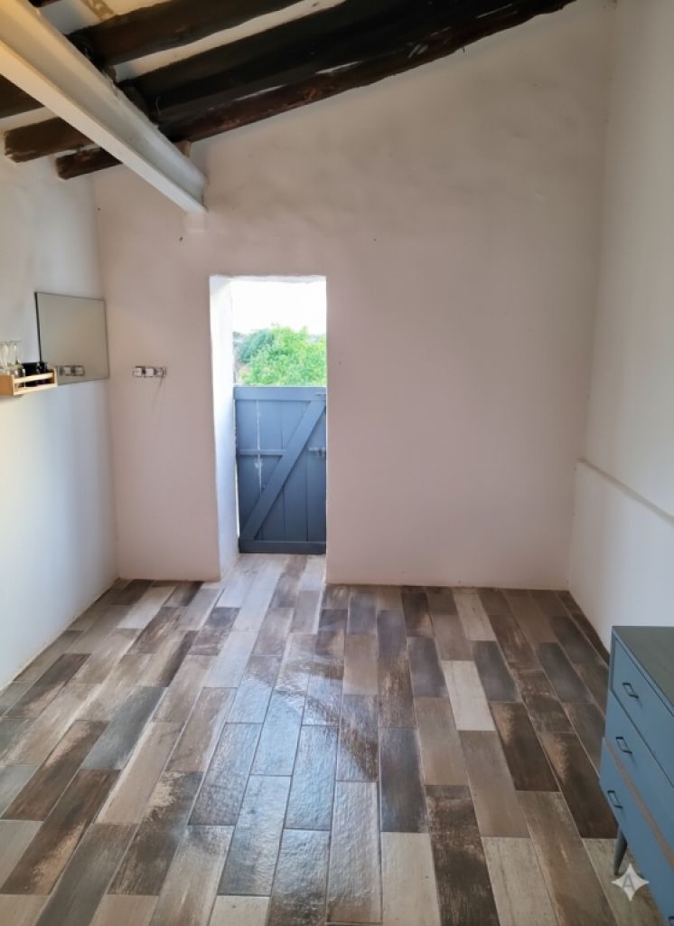 großes helles Zimmer, möbliert, Miniküche,Duschbad , wlan, gartenanteil, balkon , pool .