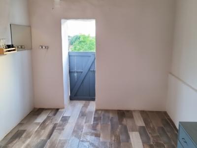 großes helles Zimmer, möbliert, Miniküche,Duschbad , wlan, gartenanteil, balkon , pool .