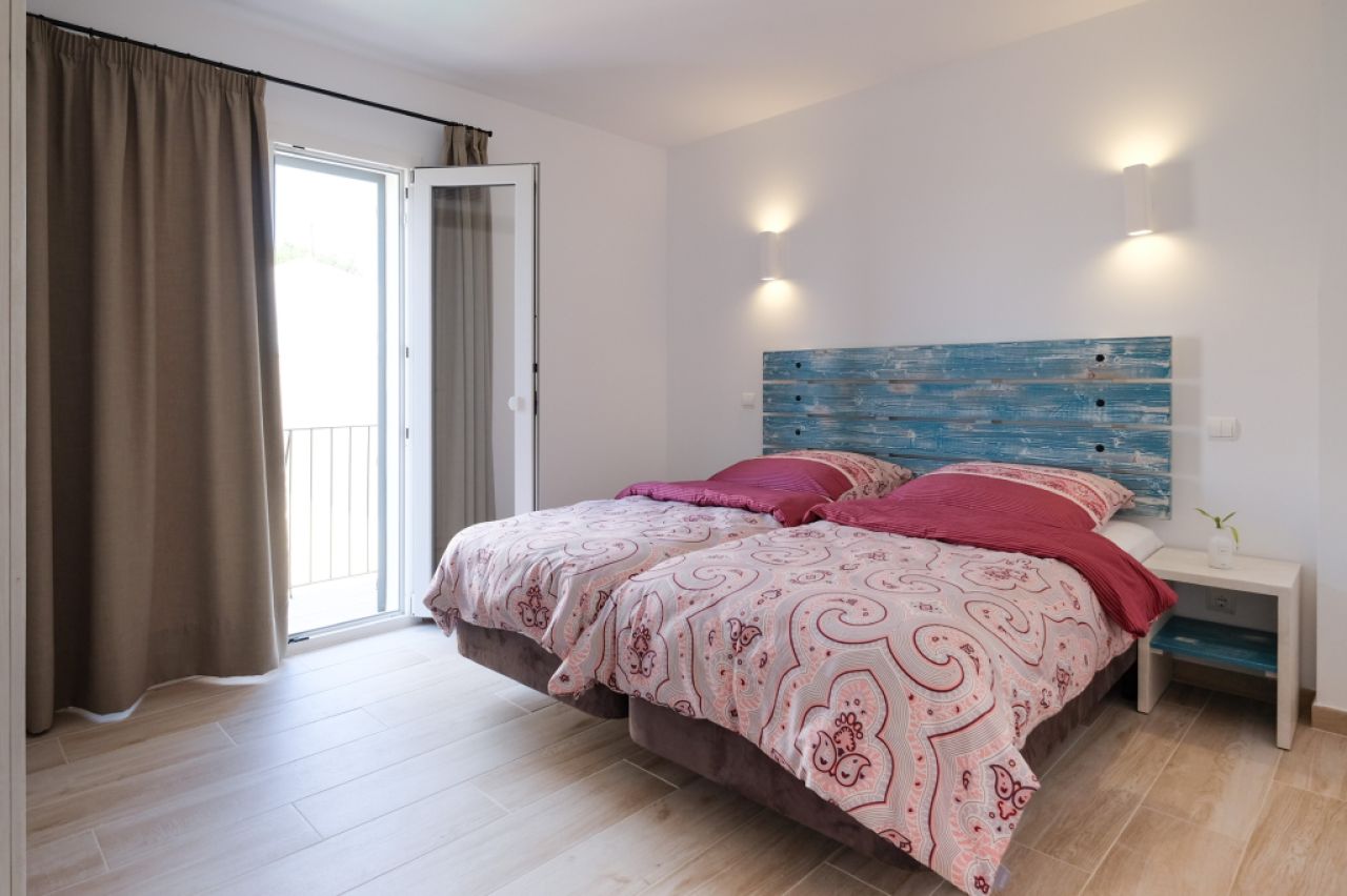 Großzügiges Reihenhaus mit Pool und Dachterrasse in SIllot