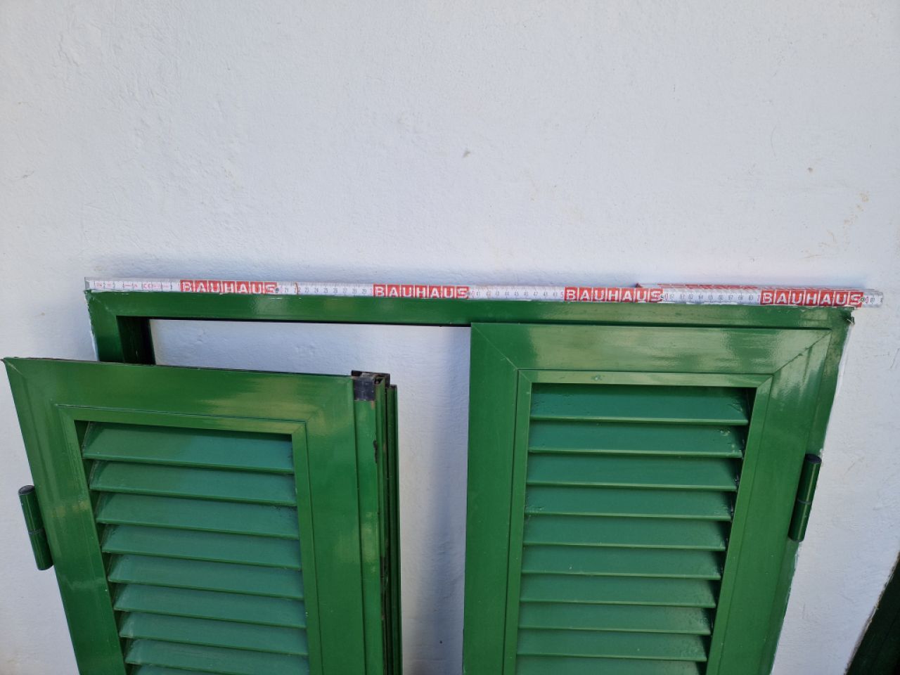 Grüne Persianas (Fensterläden) aus Aluminium.
