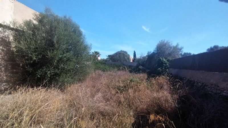 Plot in a central location with a large storage room in Es LLombards --- S 13