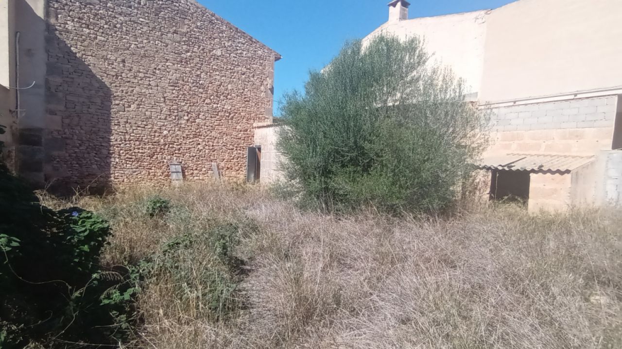 Plot in a central location with a large storage room in Es LLombards --- S 13