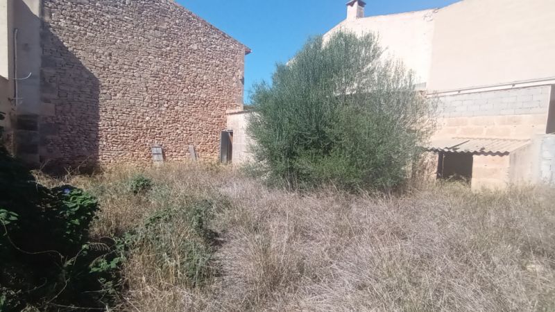Plot in a central location with a large storage room in Es LLombards --- S 13