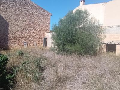 Plot in a central location with a large storage room in Es LLombards --- S 13