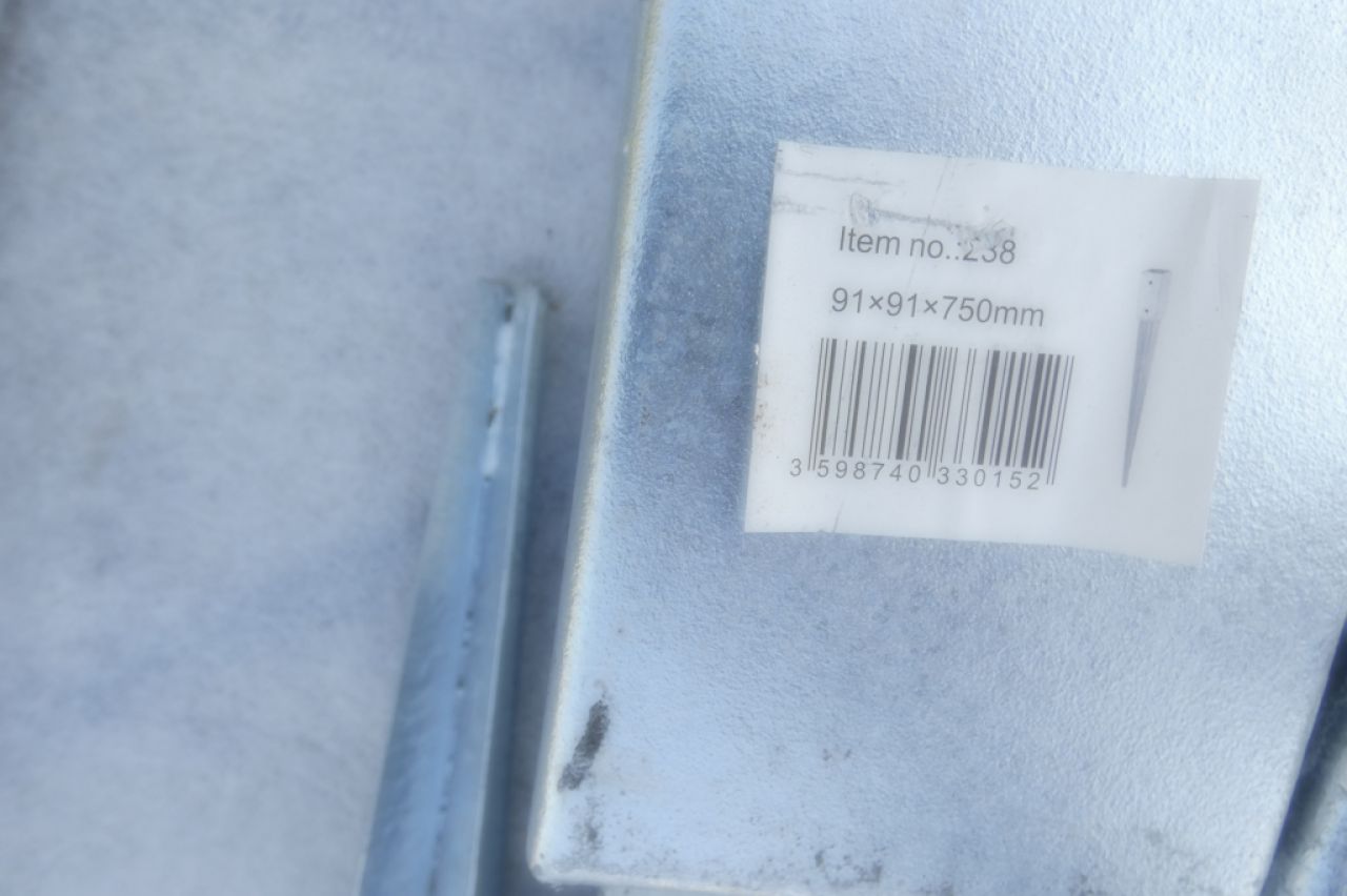 Halterungen für Zaunpfosten abzugeben