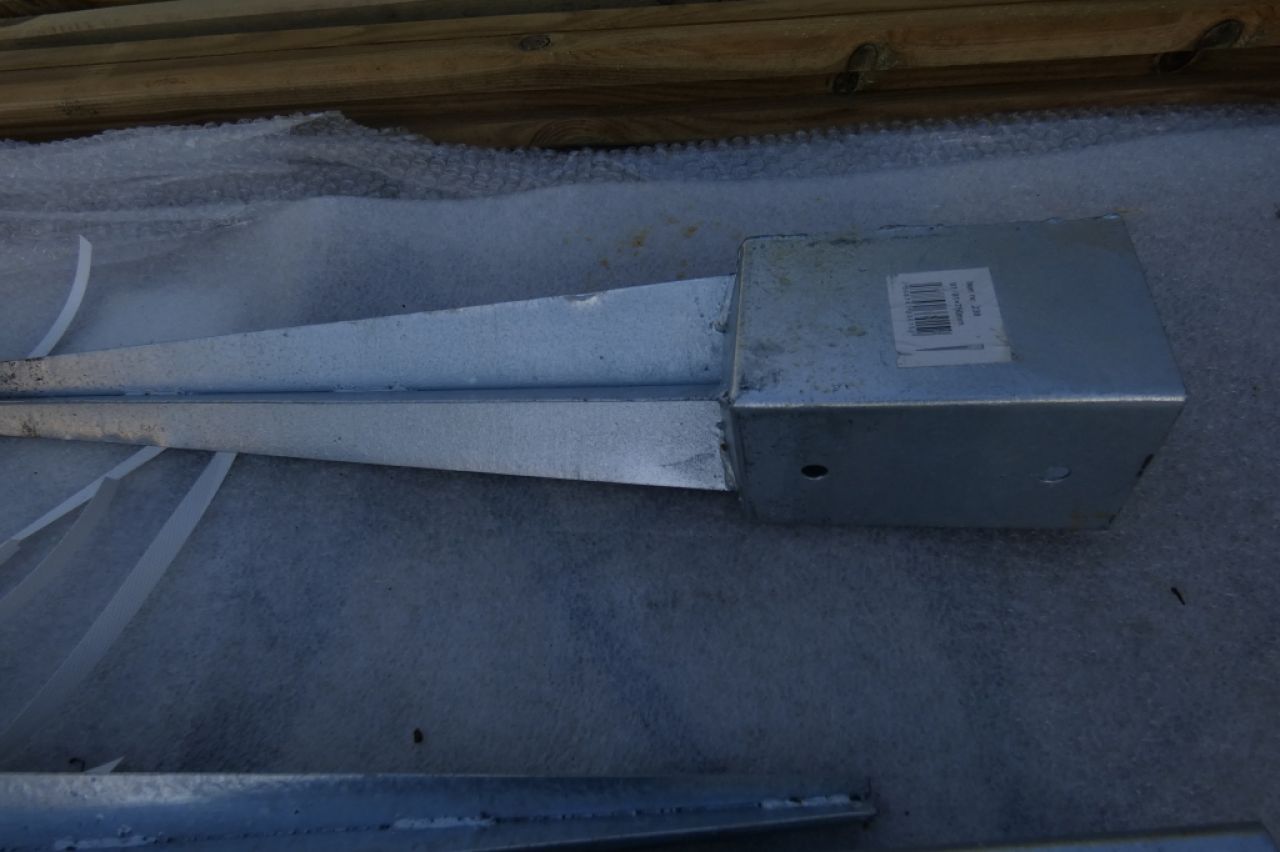 Halterungen für Zaunpfosten abzugeben