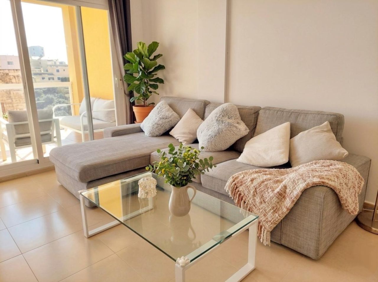 Helle, sehr schöne Wohnung mit Gemeinschaftspool