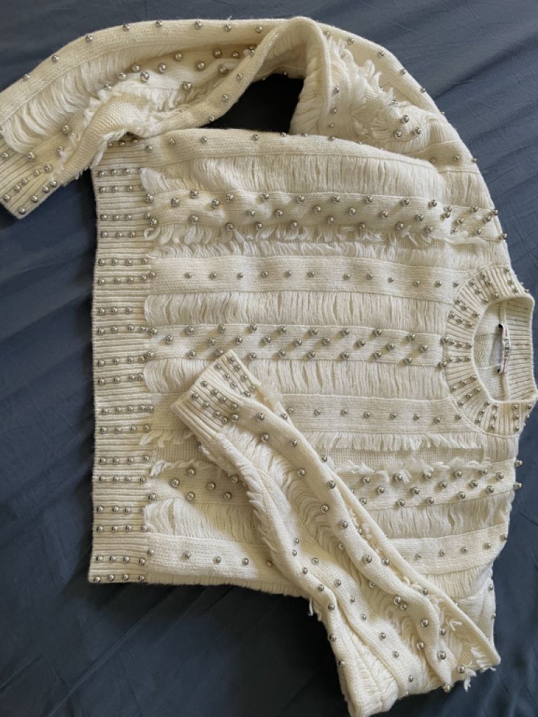 Jersey GUESS claro con bolitas metálicas