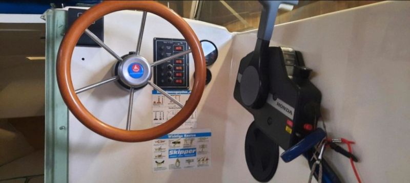 Barco con cabina Hille 560