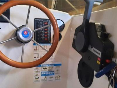 Barco con cabina Hille 560