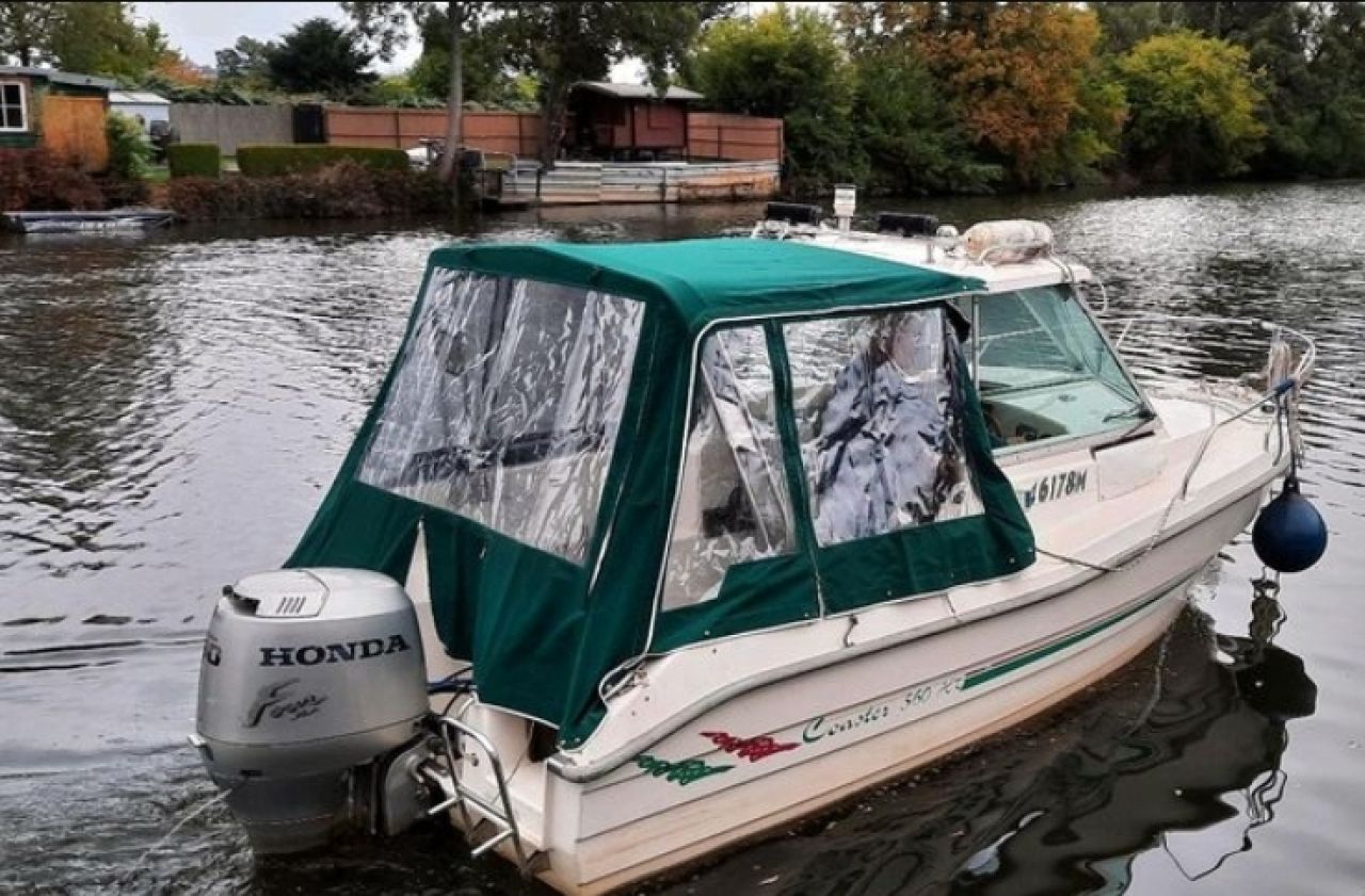 Barco con cabina Hille 560