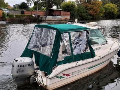 Barco con cabina Hille 560