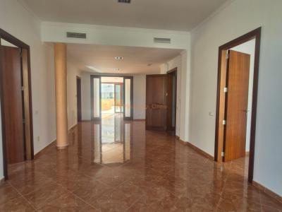 Piso de alta calidad con gran cocina-comedor