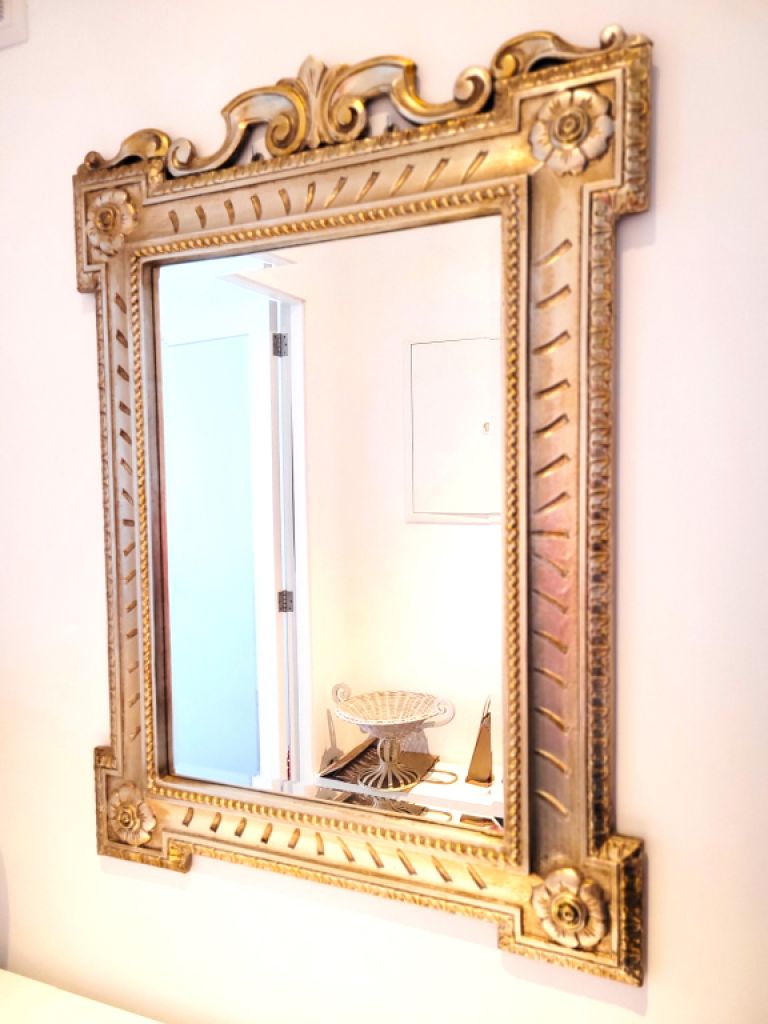High-quality mirror in an elegant frame