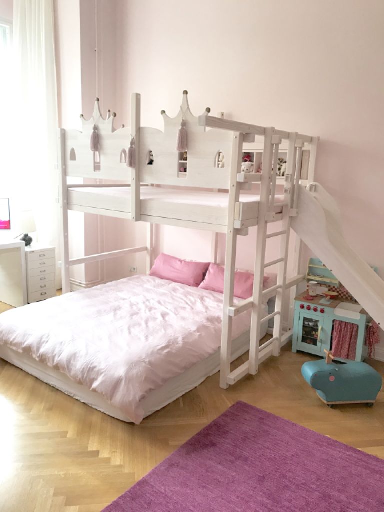 Cama alta de alta calidad 140 x 200 cm – con escalera, estante y detalles de princesa