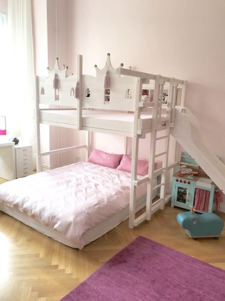 Cama alta de alta calidad 140 x 200 cm – con escalera, estante y detalles de princesa