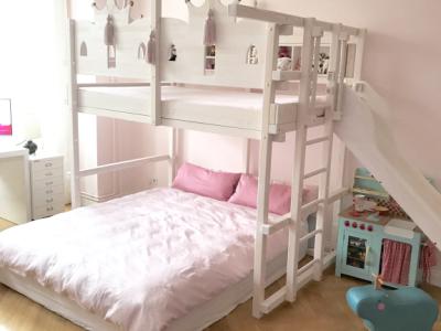 Cama alta de alta calidad 140 x 200 cm – con escalera, estante y detalles de princesa