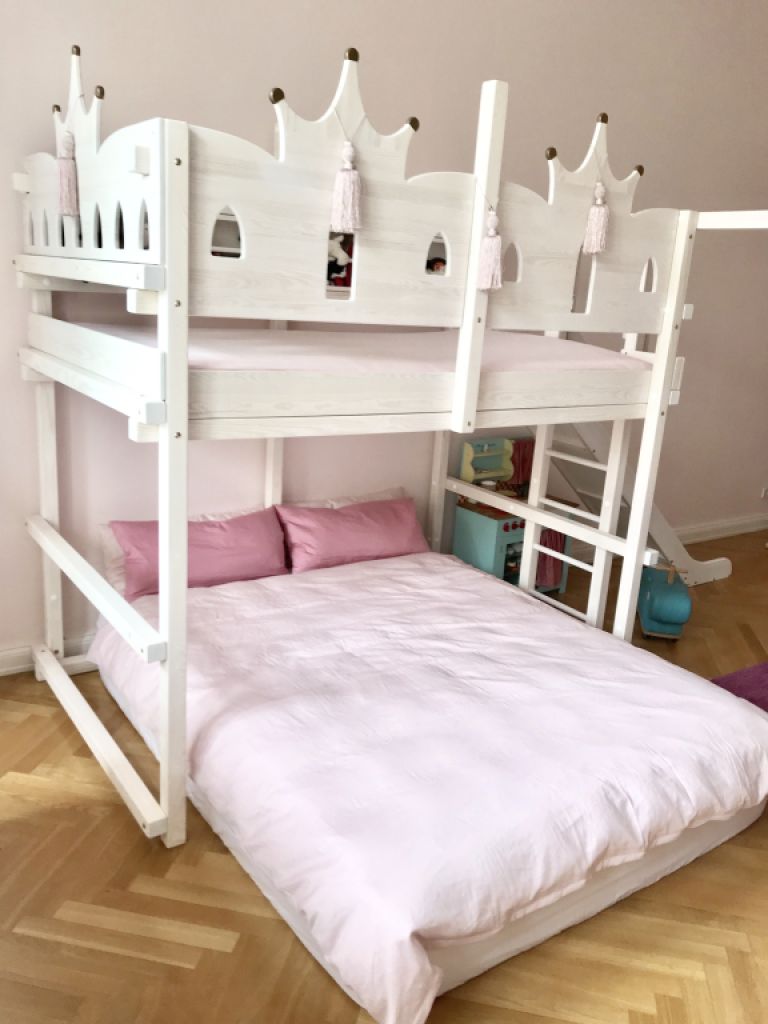 Cama alta de alta calidad 140 x 200 cm – con escalera, estante y detalles de princesa