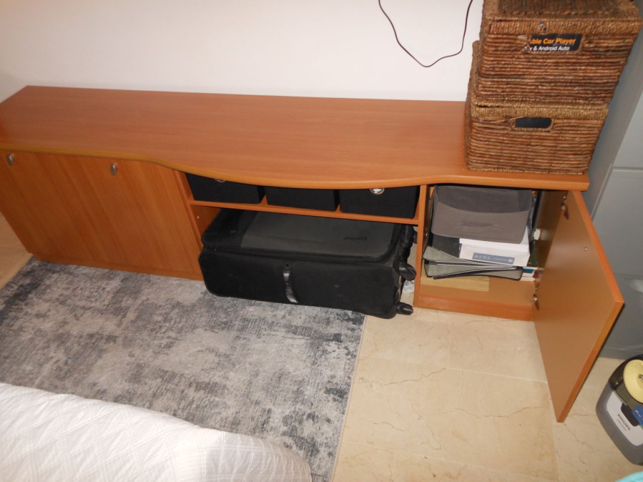 Hola , hier bieten wir wegen Wechsel ein großes Sideboard inkl. 2 passende Regale ,Spiegel an