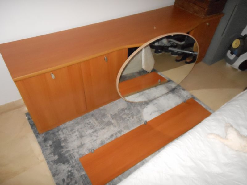 Hola , hier bieten wir wegen Wechsel ein großes Sideboard inkl. 2 passende Regale ,Spiegel an