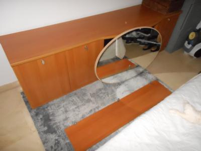 Hola , hier bieten wir wegen Wechsel ein großes Sideboard inkl. 2 passende Regale ,Spiegel an