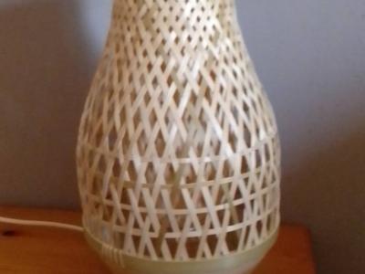Bonita lámpara de mesa  material natural