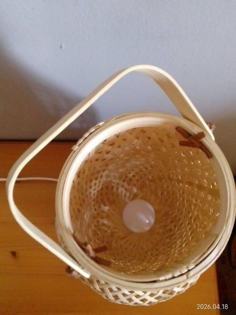 Bonita lámpara de mesa  material natural