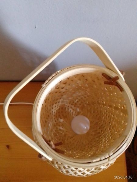 Bonita lámpara de mesa  material natural