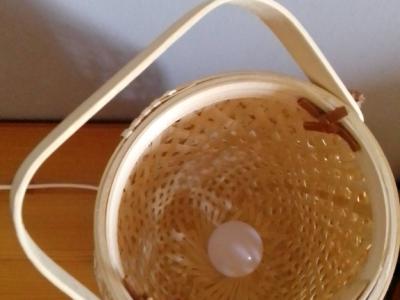 Bonita lámpara de mesa  material natural