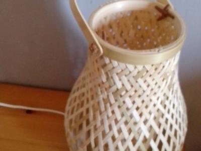 Bonita lámpara de mesa  material natural