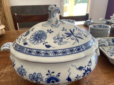 Hutschenreuther dinnerware, Zwiebelmuster (Blue Onion)