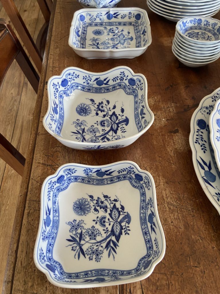 Hutschenreuther dinnerware, Zwiebelmuster (Blue Onion)