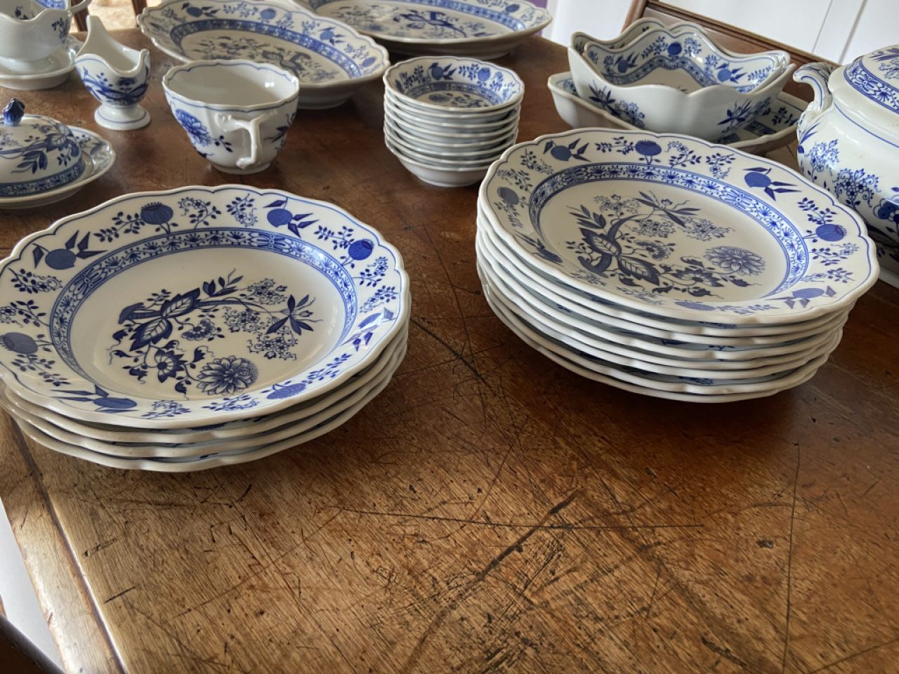 Hutschenreuther dinnerware, Zwiebelmuster (Blue Onion)