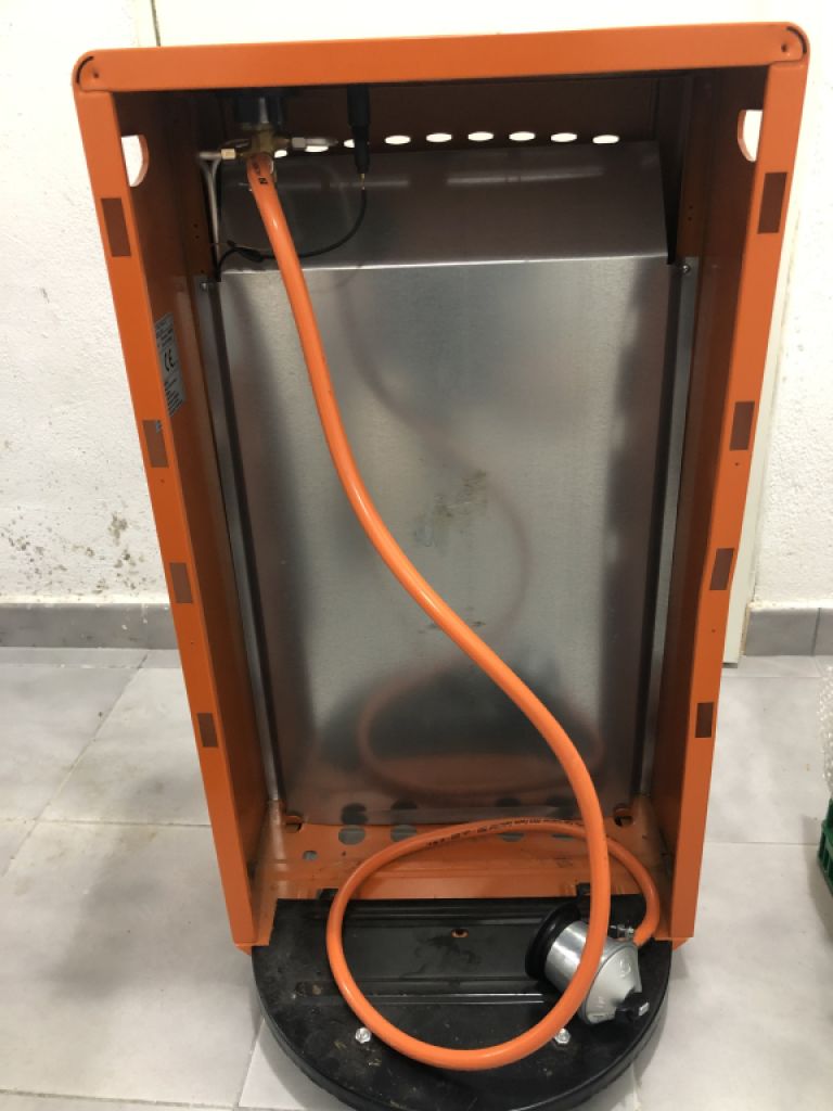 Ich verkaufe einen Gasofen mit Gasflasche. Die Gasflasche ist leer.