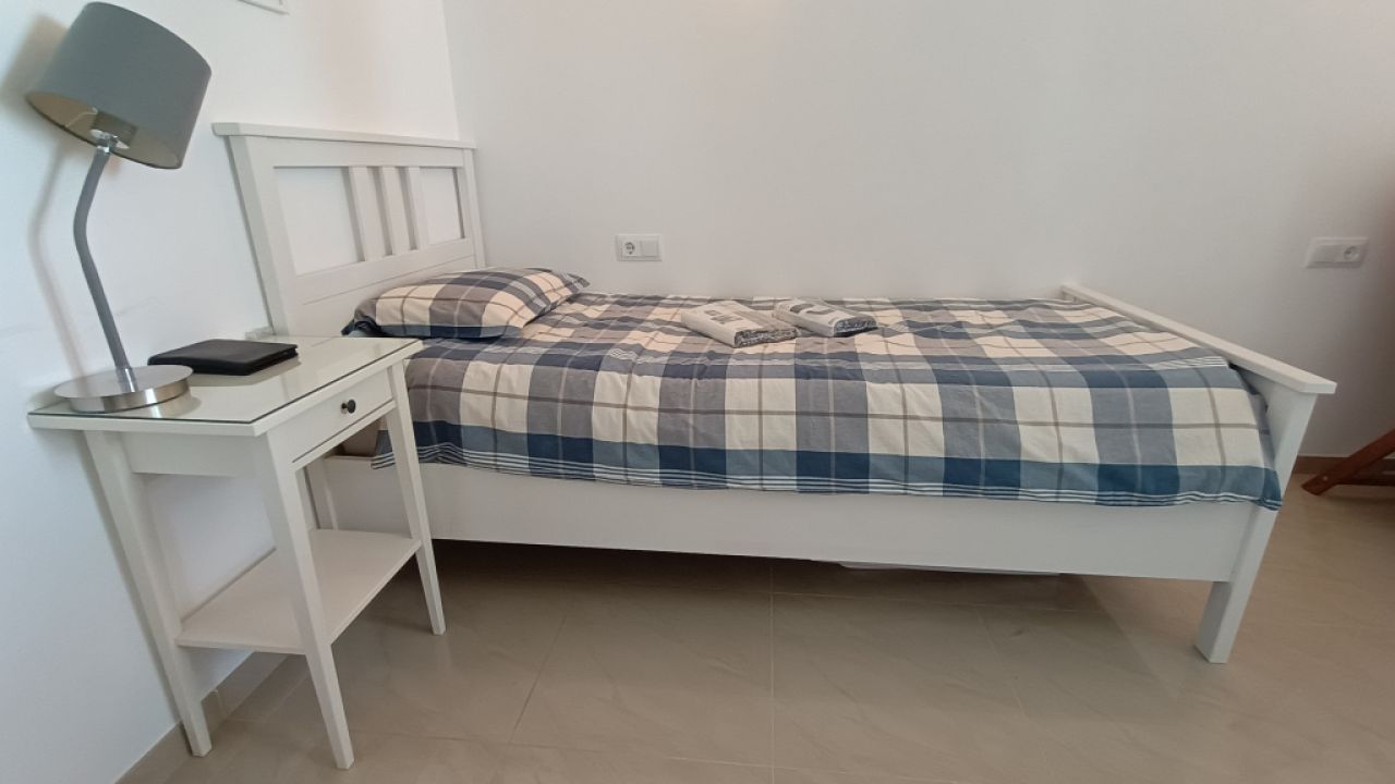 IKEA HEMNES Bett & Nachttisch + Matratze + Matratzenauflage + Lampe + Neue Bettwäsche - (2 zum Verka