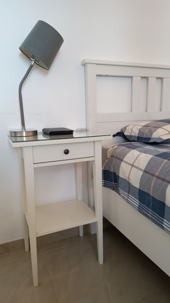 IKEA HEMNES Bett & Nachttisch + Matratze + Matratzenauflage + Lampe + Neue Bettwäsche - (2 zum Verka